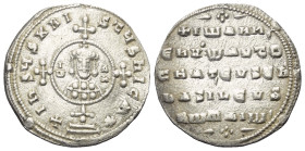 Johannes I. Tzimisces (969 - 976 n. Chr.).

 Miliaresion (Silber). Constantinopolis.
Vs: Kreuz mit Medaillon mit Kaiserbüste.
Rs: Fünfzeilige Insc...