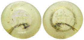 Münzgewichte.

 Glasgewicht (1 Nomisma). 6. - 7. Jhdt. n. Chr.
Vs: Rundes incusum mit Monogramm.
Rs: Blank.

23 mm. 3,81 g. 
 Fast vorzüglich....