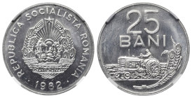 Rumänien. Sozialistische Republik (1965 - 1989).

 25 Bani (Aluminium). 1982. Bukarest.
NGC MS 66+ (4784781-018). 

Vs: Wappen der Sozialistische...