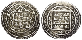 Ilkhaniden. Uljaytu (703 - 716 H. / 1304 - 1316).

 Donativ zu 6 Dirham (Silber). 704 H. Wasit.
Typ A.

Vs: Shahada in Fünfpass, außen die Namen ...