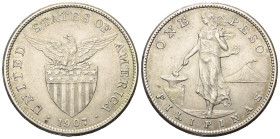 Philippinen.

 Peso (Silber). 1907.
Vs: Allegorese mit Hammer und Amboss, im Hintergrund Vulkan.
Rs: Adler über Wappen, darunter Jahreszahl.

35...