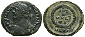 JULIANO II. Follis. (Ae. 3,22g/20mm). 361-363 d.C. Antioquía. (RIC 220). Anv: Busto con casco y coraza portando lanza y escudo, alrededor leyenda: D N...