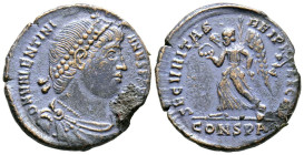 VALENTININIANO I. Follis. (Ae. 2,08g/18mm). 364-375 d.C. Constantinopla. (RIC 21a). Anv: Busto diademado y con coraza de Valentiniano I a derecha, alr...