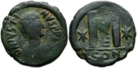 JUSTINO I. Follis. (Ae. 17,00g/33mm). 518-527 d.C. Constantinopla. (Seaby 62). Anv: Busto laureado y drapeado de Justino I a derecha, alrededor leyend...