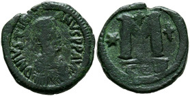 JUSTINIANO I. Follis. (Ae. 18,03g/25mm). 527 d.C. Constantinopla. (Seaby 158). Anv: Busto laureado y drapeado de Justiniano I a derecha, alrededor ley...