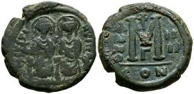 JUSTINO II Y SOFIA. Follis. (Ae. 12,64g/29mm). 565-578 d.C. Constantinopla. (Seaby 360). Anv: Justino II y Sofía estantes de frente, alrededor de la l...