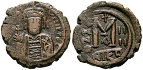 MAURICIO TIBERIO. Follis. (Ar. 11,38g/25mm). 585-6 d.C. Nicomedia. (Seaby 511). Anv: Busto coronado y con coraza de Mauricio Tiberio sosteniendo cruz,...