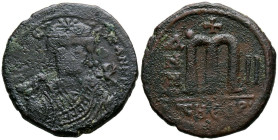 MAURICIO TIBERIO. Follis. (Ar. 12,00g/25mm). 583-4 d.C. Antioquía. (Seaby 532). Anv: Busto coronado y con coraza de Mauricio Tiberio sosteniendo cruz,...