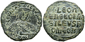 LEÓN VI. Follis. (Ae. 8,05g/26mm). 886-912 d.C. Constantinopla. (Seaby 1729). Anv: Busto coronado y drapeado de León VI de frente portando akakia, alr...