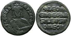 LEÓN VI. Follis. (Ae. 6,96g/26mm). 886-912 d.C. Constantinopla. (Seaby 1729). Anv: Busto coronado y drapeado de León VI de frente portando akakia, alr...