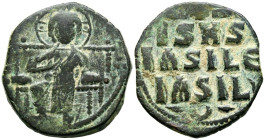 ANONIMO, atribuído a Constantino IX Monómaco (1042-1055) AE follis (Ae. 6,90g/28mm) 1045-1055 d.C. Constantinopla. Anv: Cristo de frente entronizado s...