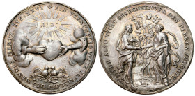 Germany
Germany, Augsburg. Wedding medal undated (1719) P. H. Mller, silver 
AW: Para w antycznych szatach podaje sobie ręce przed winoroślą, w otok...