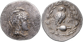 GRIECHENLAND, ATTIKA, Stadt Athen, AR Tetradrachme (157-56 v.Chr.). Kopf der Athena. Rs.Eule auf Amphora, rechts und links Monogramme. 16,95g.
 Vs.po...
