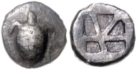 GRIECHENLAND, AIGINA, Stadt Aigina, AR Hemidrachme (480-456 v.Chr.). Seeschildkröte. Rs.Fünfgeteiltes quadratumcincusum. 2,62g.
 ss
Sear 2596; BMC 1...
