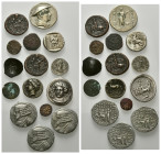 GRIECHENLAND, Lot von 13 Münzen, darin:8 moderne Immitationen (Sizilien-Syracus Tetradrachme, Quadriga l. Rs.Kopf der Arethosa halblinks; Apulien-Arpi...