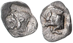 KLEINASIEN, MYSIEN, Stadt Kyzikos, AR Hemiobol (480-400 v.Chr.). Eberprotome, dah. Thunfisch. Rs.Löwenkopf l. 0,37g.
 ss
BMC 15.35.121ff; vgl.Sear 3...