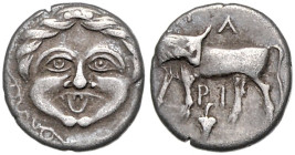 KLEINASIEN, MYSIEN, Stadt Parion, AR Drachme (4.-3. Jh. v.Chr.). Gorgoneion. Rs.Stier, unten Efeublatt. 2,25g.
 ss
BMC 15.96.27; Sear 3917