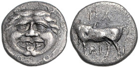 KLEINASIEN, MYSIEN, Stadt Parion, AR Hemidrachme (350-300 v.Chr.). Gorgoneion. Rs.Stier l. stehend, unten Ähre, PA RI. 2,19g.
 ss
Sear 3919; BMC 15....