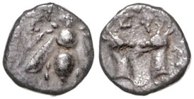 KLEINASIEN, IONIEN, Stadt Ephesos, AR Diobol (390-330 v.Chr.). Biene. Rs.Zwei Hirschköpfe einander gegenüber. 10mm; 0,99g; 12h.
 Patina, f.ss
Sear 4...