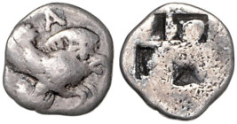 KLEINASIEN, IONIEN, Stadt Klazomenai, AR Diobol (5.Jh.v.Chr.). Geflügelte Eberprotome r., oben A. Rs.Quadratum incusum. 11mm; 1,08g; 2h.
 f.ss
BMC 1...