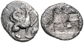 KLEINASIEN, IONIEN, Stadt Teos, AR Trihemiobol (6./5.Jahrh.v.Chr.). Greif sitzt r. Rs.Viergeteiltes Quadratum Incusum. 13mm; 1,11g; 12h.
 poröse Ober...