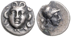 KLEINASIEN, PISIDIEN, Stadt Selge, AR Trihemiobol (300-190 v.Chr.). Kopf der Gorgo v.vorn. Rs.Kopf der Athena r., i.F.l. Astragalos. 0,87g.
 ss
BMC ...