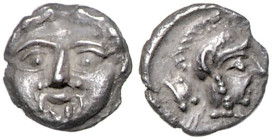 KLEINASIEN, PISIDIEN, Stadt Selge, AR Trihemiobol (um 400 v.Chr.). Gorgoneion. Rs.Beh. Athenakopf r, l. Astragalos. 0,91g.
 schöne Tönung, ss+
Sear ...
