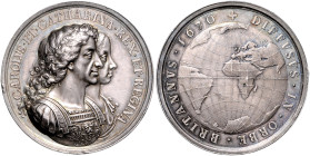 GROSSBRITANNIEN, Charles II., 1660-1685, Silbermed. 1670 (von J. Roettier). Auf die britischen Kolonien. Gestaffelte Brb. des Königspaares r. Rs.Erdku...