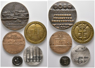 POLEN / DANZIG, Stadt, Lot von 5 Med: Br.-Med. 1975 von Tolkin a.d. 30. Jahrestag der Befreiung. Stadtwappen. Rs.Stadtansicht. vz; 70mm; 175g. Br.-med...