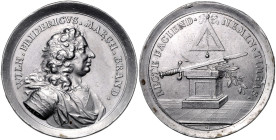 BRANDENBURG-ANSBACH, Wilhelm Friedrich, 1703-1723, Zinnmed. o.J. (um 1720) v.Koch. Brb. in röm. Harnisch r. Rs.Schwert und Ölzweig auf Sockel, darüber...