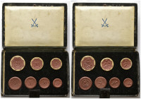 WEIMARER REPUBLIK, 1919-1933, Por.-Münzen (1921), 7-teiliges Set aus braunem Meißner Porzellan: 20, 10, 5, 2 und 1 Mark; 50 und 20 Pfennig. Die 20, 10...