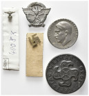 DRITTES REICH, 1933-1945, Eins. Alu.-Abzeichen 1938 Kreistag Sondershausen. Kopf A.Hitler l. 30mm. DAZU: gleiches Weimar. Germ. Hakenkreuz. 39mm; Hohe...