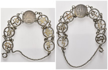 KOLONIEN, Kiautschou, Kleines Andenken-Armband an die Expedition deutscher Soldaten in Tsingtao mit 1/2 Mark 1914 und 6 ausgesägte Medaillons mit glüc...