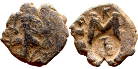 Constans II (641-668) Follis. Obverse: Imperial figure holding globus Reverse: m and inscription

 18mm 3.35g