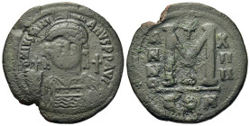 Justinian I (527-565). Æ 40 Nummi (38 mm, 19,5g). Constantinople, year 14 (AD 540/541). Helmeted and cuirassed bust facing, holding globus cruciger an...