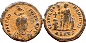 Arcadius (395-408) Follis. Obv: DN ARCADIVS PF AVG pearl-diademed, draped and cuirassed bust right, holding spear, crowned by hand of god above Rev: G...