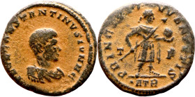 Constantinus II (caesar:324 -337)). Follis. Obv.: FL IVL CONSTANTNVS NOB C, Laureate, draped and cuirassed bust of Constantinus left. Rev.: PRINCIPI I...