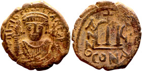 Tiberius II Constantine (578-582). Follis. Obverse: mperor, crowned and mantled bust facing, holding mappa and eagle-tipped sceptre, cross above eagle...