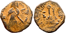 al-Malik ibn Marwan (687-705) Follis. Obverse: Imperial figure. Reverse: Modified cross potent set on steps
