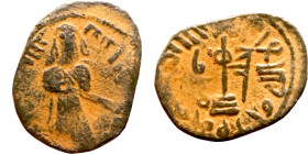 al-Malik ibn Marwan (687-705) Follis. Obverse: Imperial figure. Reverse: Modified cross potent set on steps