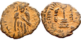 al-Malik ibn Marwan (687-705) Follis. Obverse: Imperial figure. Reverse: Modified cross potent set on steps