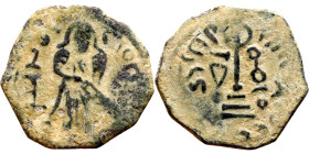 al-Malik ibn Marwan (687-705) Follis. Obverse: Imperial figure. Reverse: Modified cross potent set on steps
