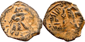 al-Malik ibn Marwan (687-705) Follis. Obverse: Imperial figure. Reverse: Modified cross potent set on steps