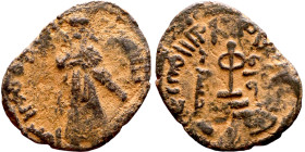 al-Malik ibn Marwan (687-705) Follis. Obverse: Imperial figure. Reverse: Modified cross potent set on steps