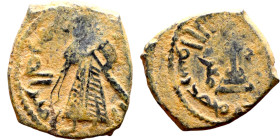 al-Malik ibn Marwan (687-705) Follis. Obverse: Imperial figure. Reverse: Modified cross potent set on steps