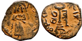 al-Malik ibn Marwan (687-705) Follis. Obverse: Imperial figure. Reverse: Modified cross potent set on steps