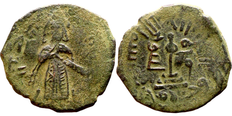 al-Malik ibn Marwan (687-705) Follis. Obverse: Imperial figure. Reverse: Modifie...