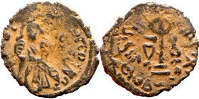al-Malik ibn Marwan (687-705) Follis. Obverse: Imperial figure. Reverse: Modified cross potent set on steps