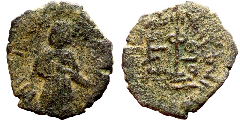 al-Malik ibn Marwan (687-705) Follis. Obverse: Imperial figure. Reverse: Modifie...