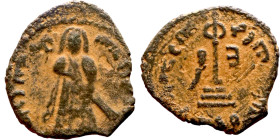 al-Malik ibn Marwan (687-705) Follis. Obverse: Imperial figure. Reverse: Modified cross potent set on steps